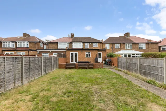 Peareswood Gardens, Stanmore, HA7, photo 3