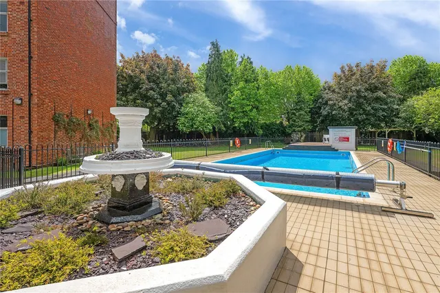 Beverley Court, Wellesley Road, London, W4, photo 1