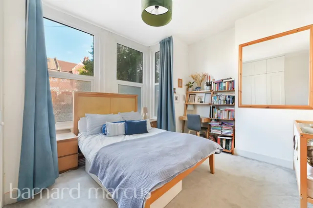 Gleneagle Road, London, photo 1