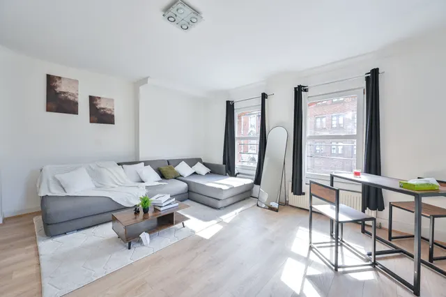 Photo 2 — Flat A, 67 Lant Street, London