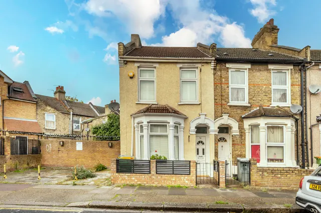 London, E15, photo 1