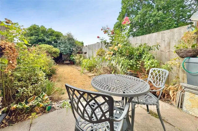 May Close, Owlsmoor, GU47, photo 2