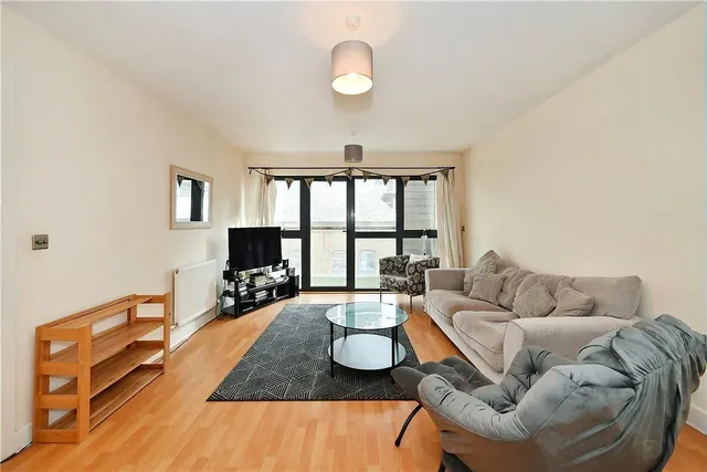 Photo 3 — Leven Road, London, E14
