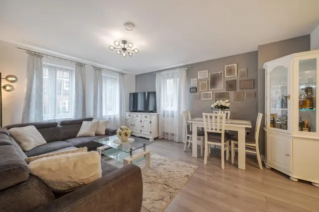 Gomer Road, Bagshot, GU19, photo 1