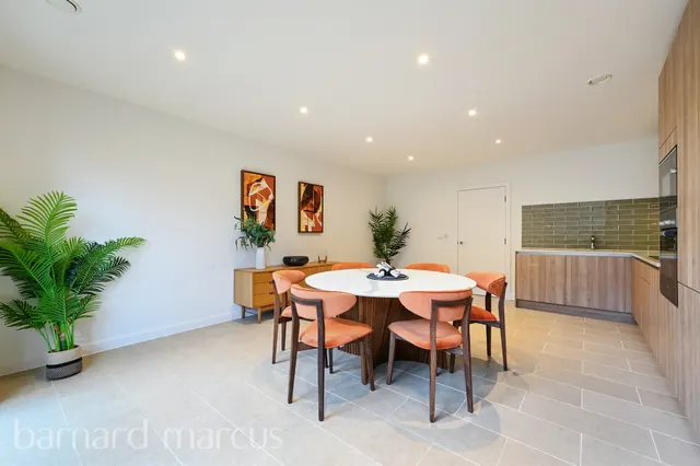 Beatrice Place, London, SW19, photo 1