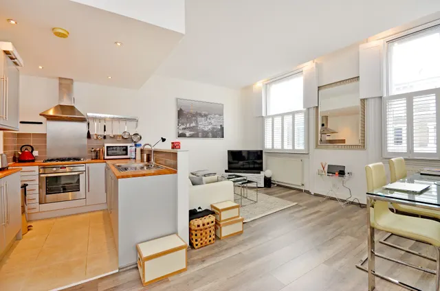 Photo 2 — Flat 3, 17 Finborough Road, London