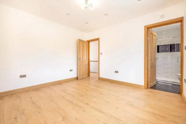 Hampermill Lane, Watford, WD19, photo 3