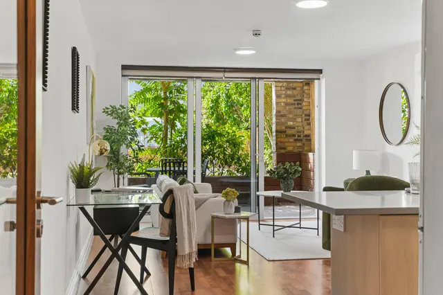 North Road, TW8, photo 1