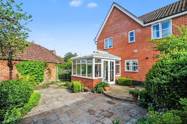 Semi-Detached Home in Holt Built by H, photo 2
