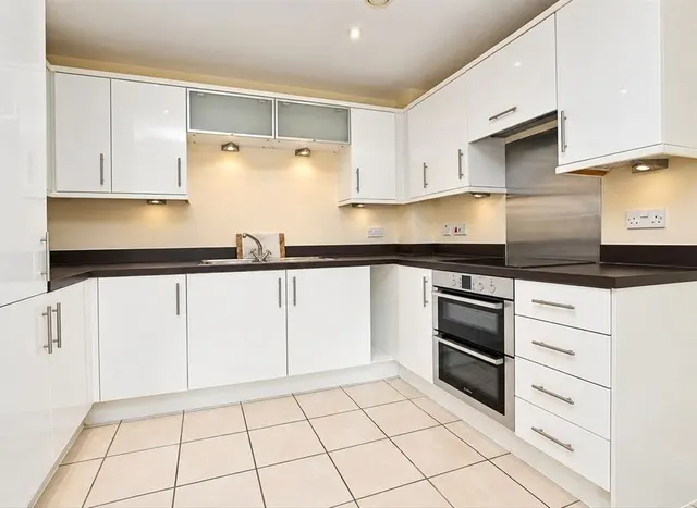 Photo 2 — Lanadron Close, Isleworth, TW7