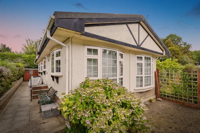 Bushey Hall Drive, Bushey, photo 1