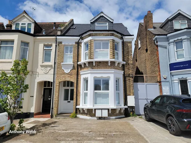 Green Lanes, Palmers Green, N13, photo 1
