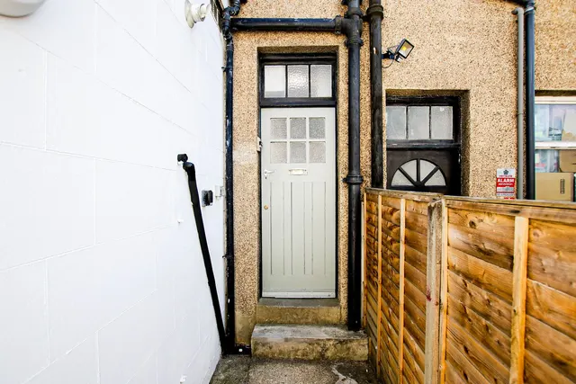 Stafford Road, Wallington, photo 2