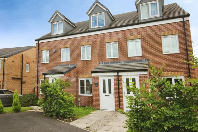 Frobisher Avenue, CASTLEFORD, photo 1