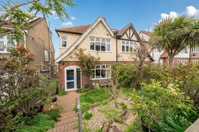 Brinklow Crescent, SE18, photo 1
