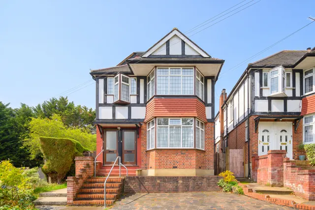 London, NW9, photo 1