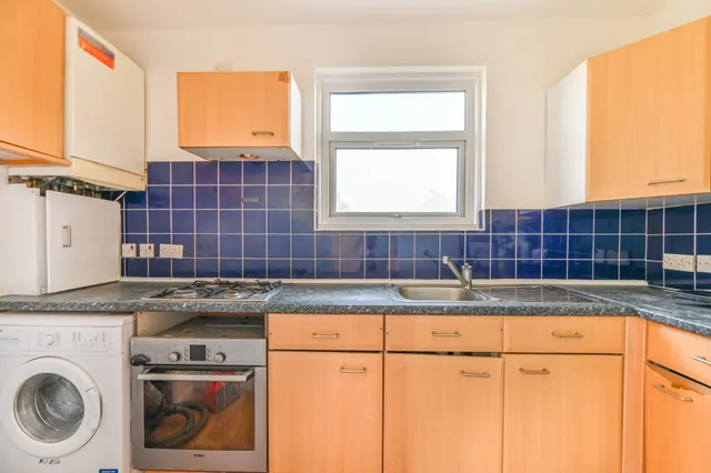 Photo 3 — Flat 4, 75 Melrose Avenue, London