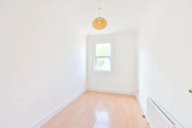 Photo 2 — Flat 4, 75 Melrose Avenue, London