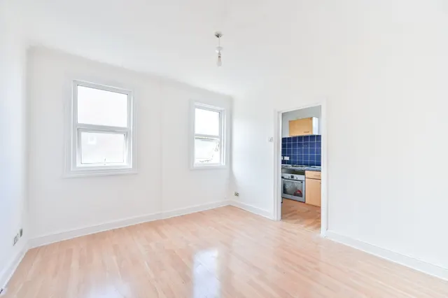 Flat 4, 75 Melrose Avenue, London, photo 1