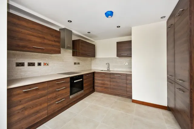Photo 3 — Flat 5, 355 Station Road, Harrow