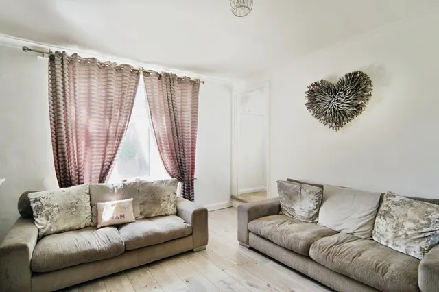 Photo 2 — Thompson Road, DAGENHAM, Essex, RM9