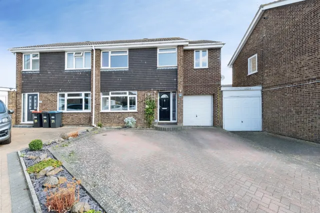 Byron Drive, Newport Pagnell, photo 1