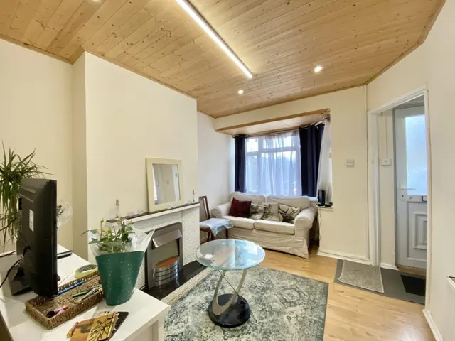Coronation Road, Hayes, UB3, photo 3