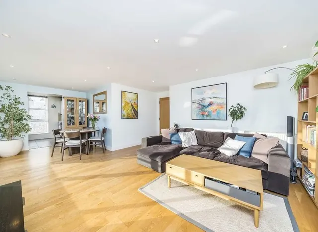Barrier Point Road, Royal Wharf, E16, photo 2
