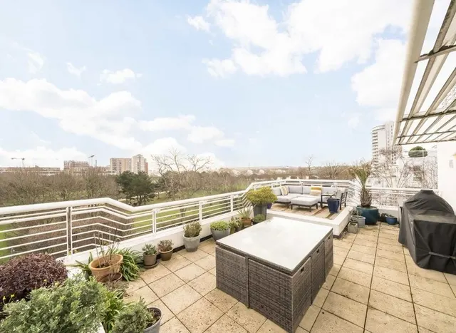 Barrier Point Road, Royal Wharf, E16, photo 1