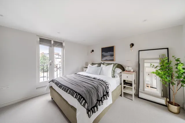 Photo 3 — Chaldon Road, Fulham, London, SW6