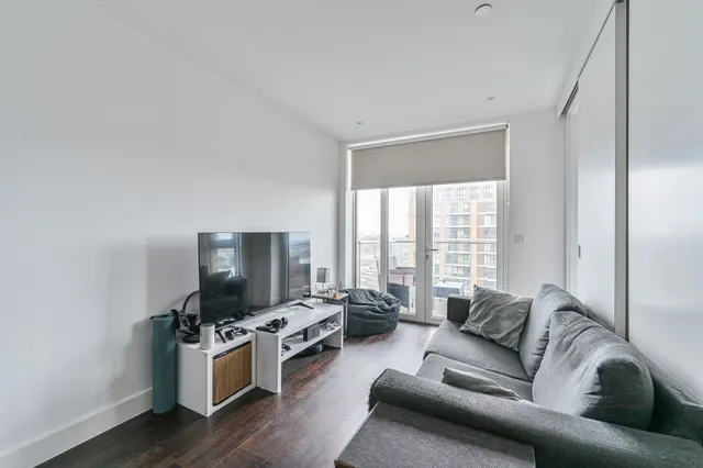 Photo 3 — Flat 96, Duncombe House, 15 Victory Parade, London