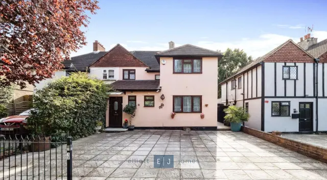 Forest Terrace, High Road, Chigwell, photo 1