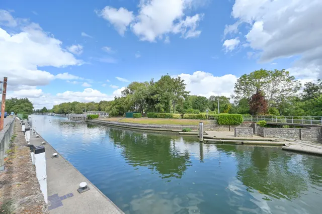 20a Hurst Road, East Molesey, photo 1