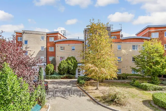 2 bedroom flat, Victoria Road, Romford, RM1