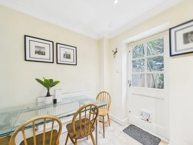 Hampton Close, London, N11, photo 3
