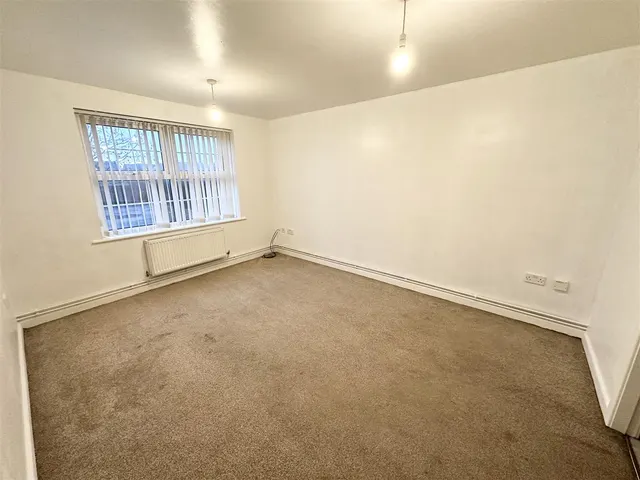 Francine Close, Liverpool, L3, photo 3
