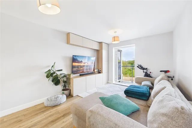 Hayes Drive, Three Mile Cross, RG7, photo 2