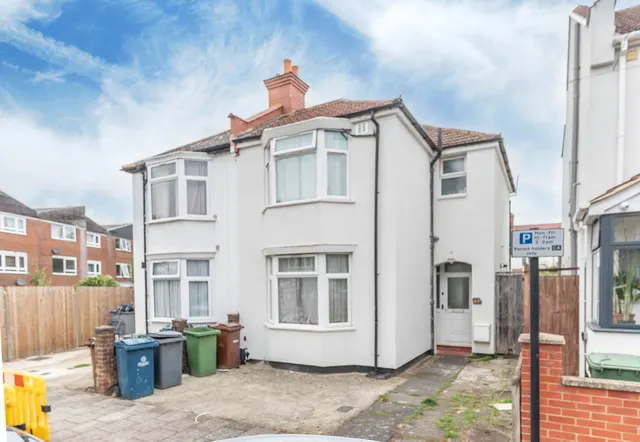 Harrow, HA3, photo 1