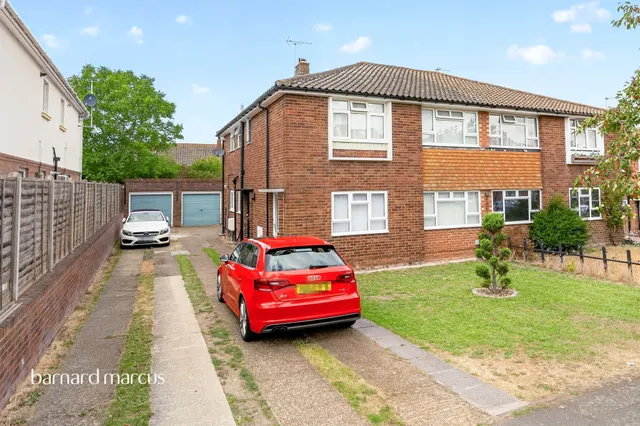 Andrew's Close, Epsom, photo 1
