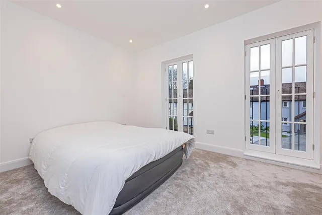 Priory Close, Sunbury-on-Thames, TW16, photo 3