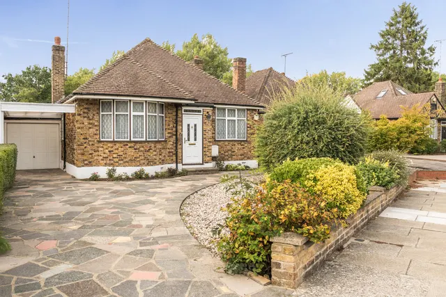 Rodney Gardens, Pinner, HA5, photo 1