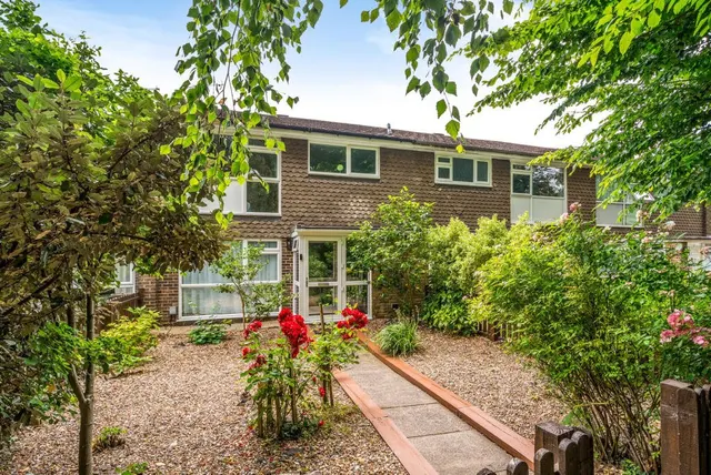 Pinewood Park, New Haw, KT15, photo 1