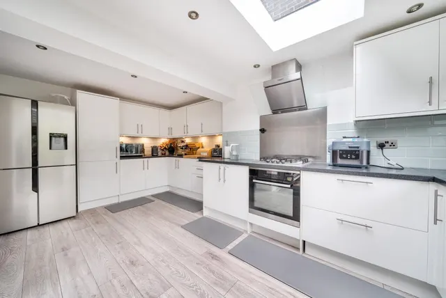 Pinewood Park, New Haw, KT15, photo 3