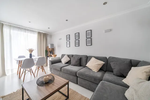 Pinewood Park, New Haw, KT15, photo 2