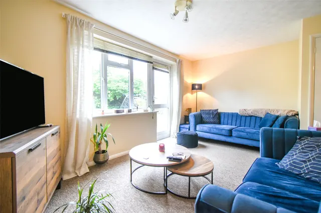 Photo 3 — Beechcrest View, Hook, Hampshire, RG27 9RF