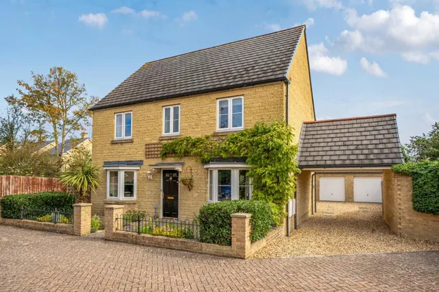 Baldwin Mews, Carterton, OX18, photo 1