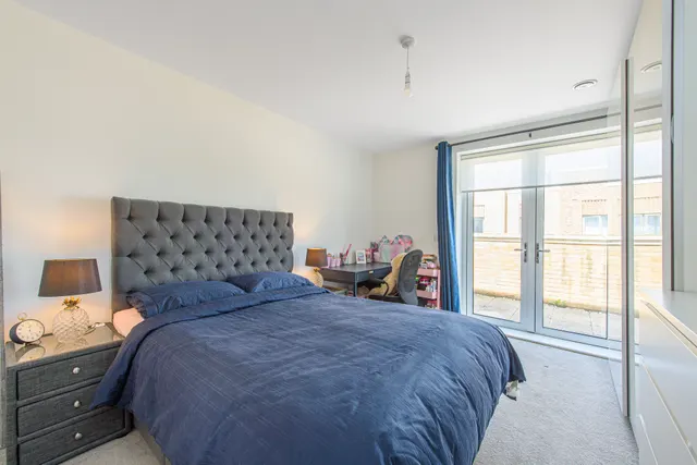 Photo 2 — Flat 15, 13 Trobridge Parade, London