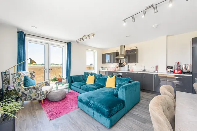 Flat 15, 13 Trobridge Parade, London, photo 1
