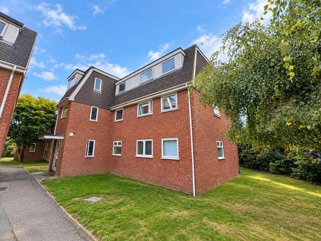 2 bedroom flat, Dedworth Road, Windsor, SL4