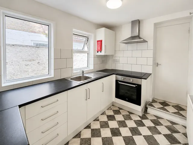 Upper Luton Road, Chatham, ME5, photo 2
